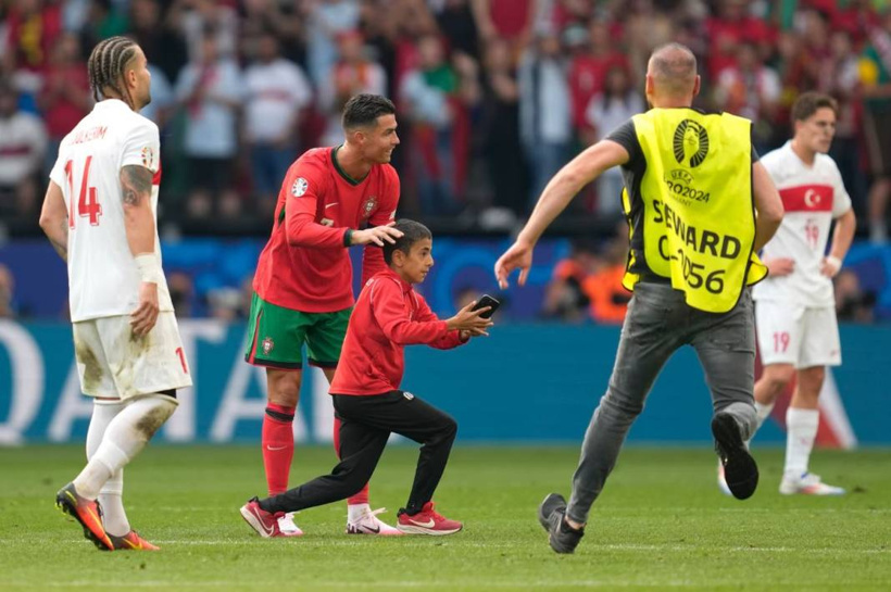 Sahaya Atlayıp Ronaldo'yla Selfie Çekti: O Çocuk Bakın Kim Çıktı! - Fotoğraf: 5
